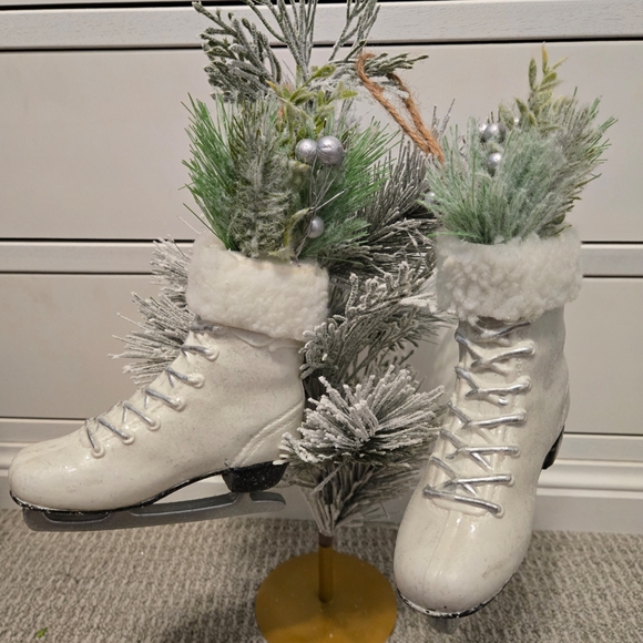 2 WHITE GLISTENING ICE SKATE CHRISTMAS HOLIDAY ORNAMENT W/WHITE FAUX FUR - Picture 2 of 8